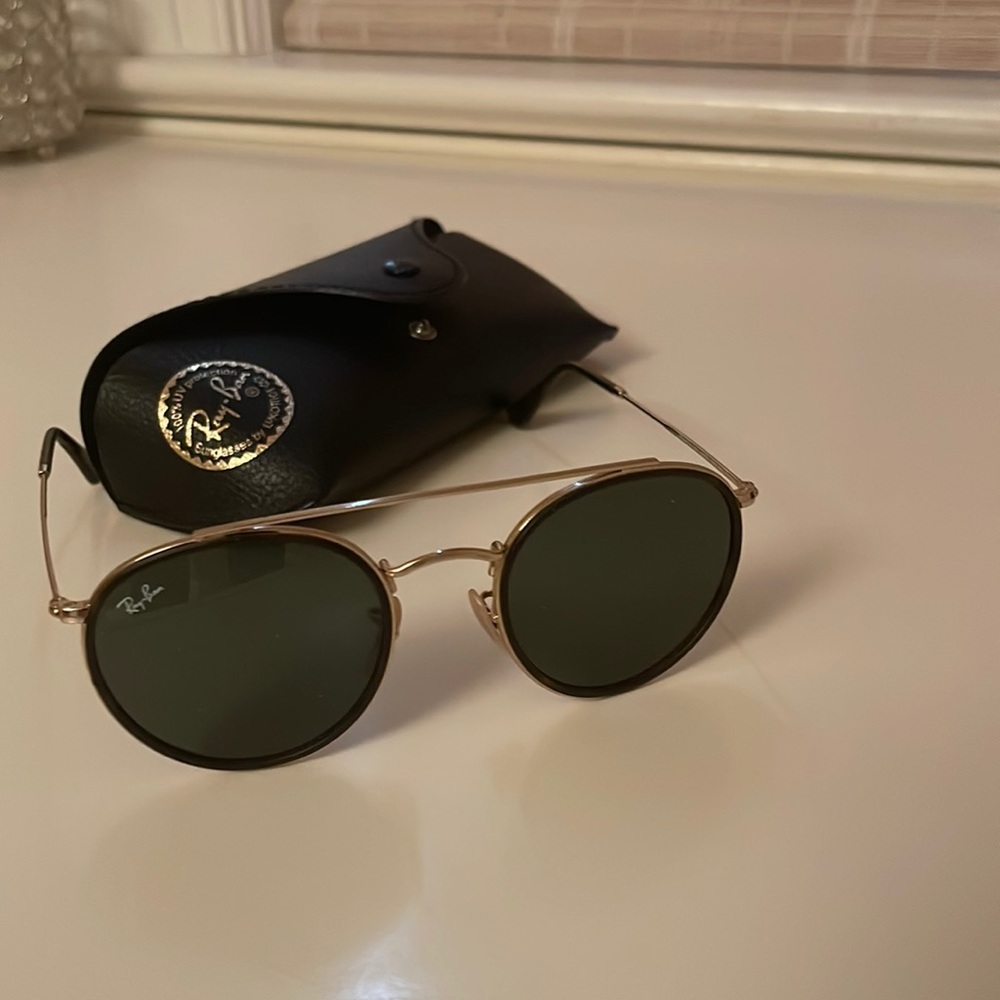 Round ray bans with case